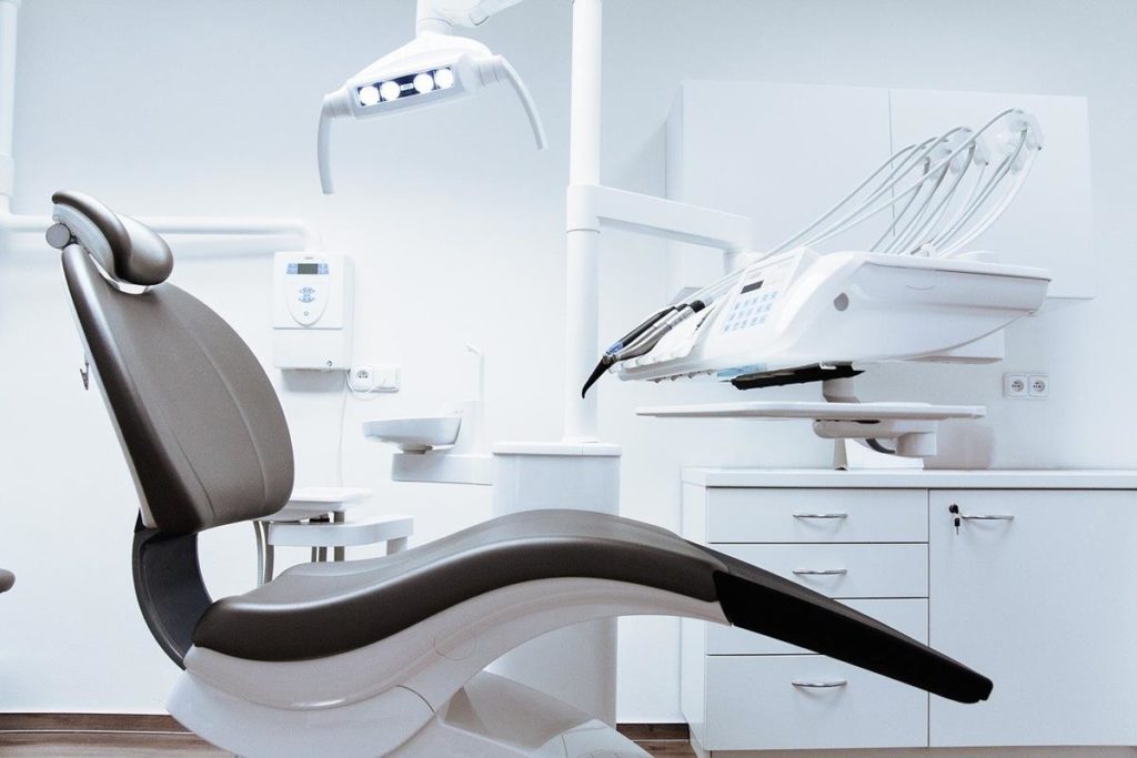 Dentysta może nam zaoferować różne metody leczenia