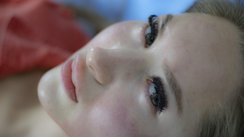 10 Mitów o Pielęgnacji Skóry Rozprawionych przez Dermatologa