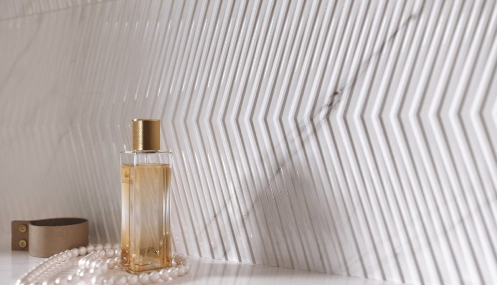 Efekt glamour w małej łazience – złote akcenty kolekcji soul gold